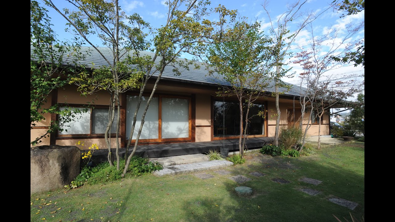 《 住まい塾 》「太子町の舎」軒の深い平屋の家　林のアプローチを抜けて、灯火が安らぐ住まいへ