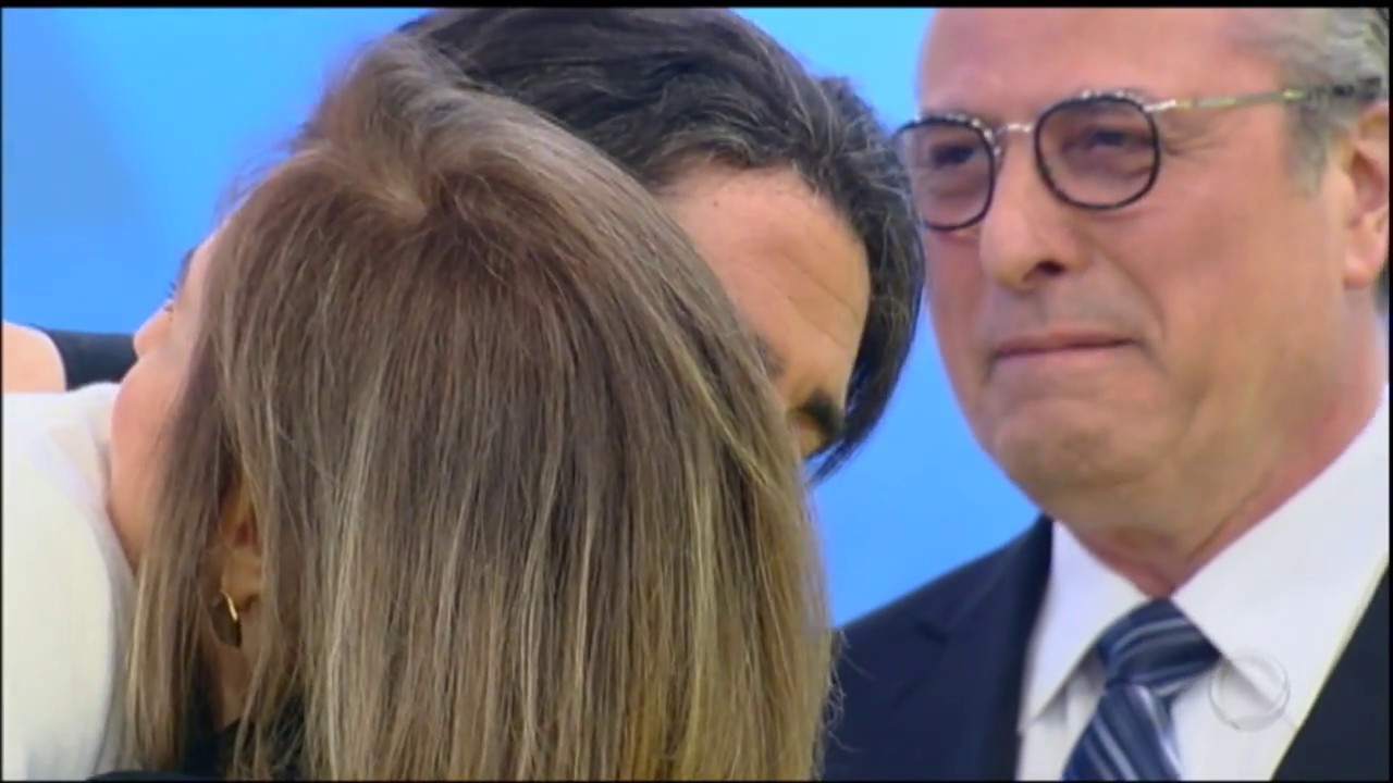 Pais de Mion aparecem de surpresa no palco para comemorar aniversário do apresentador