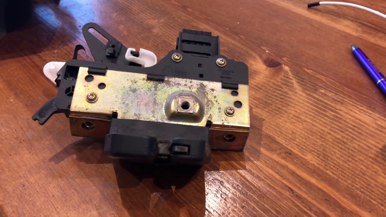 Volvo V70XC Tailgate Lock Actuator Replacement