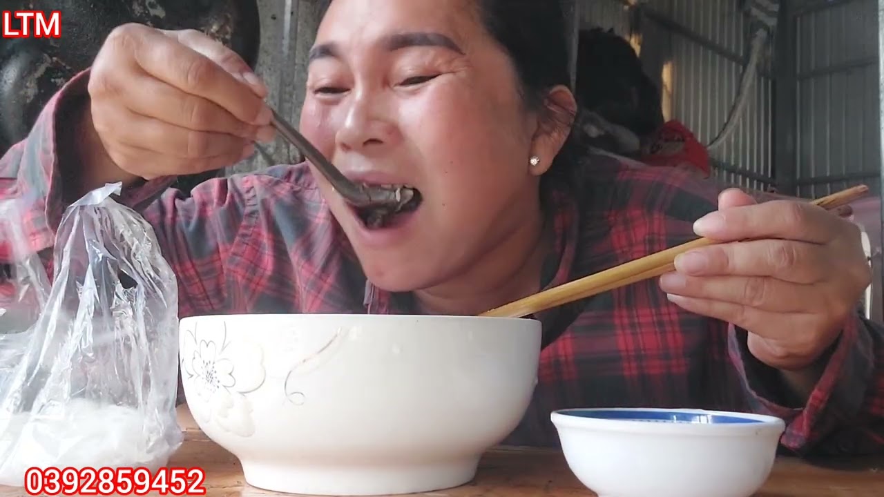 Buổi sáng hôm nay em Loan ăn cháo lòng