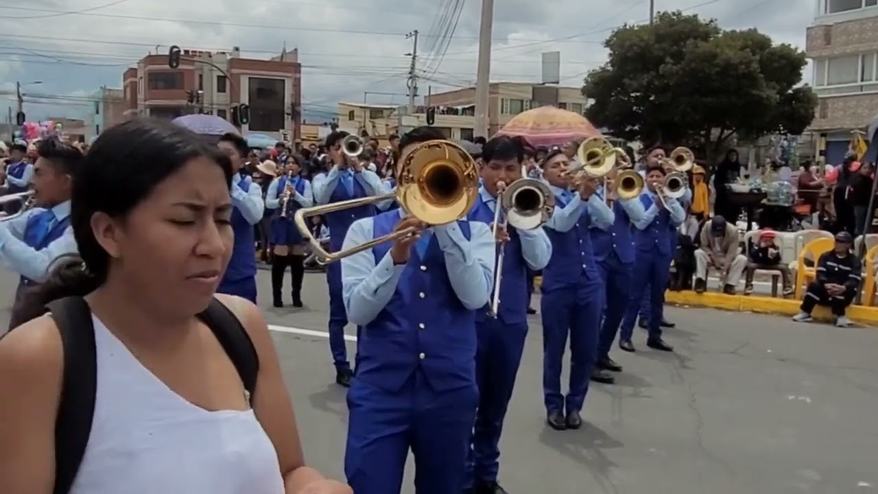 Desfile Cívico Militar Estudiantil en sus 201 años de Independencia de Riobamba.
