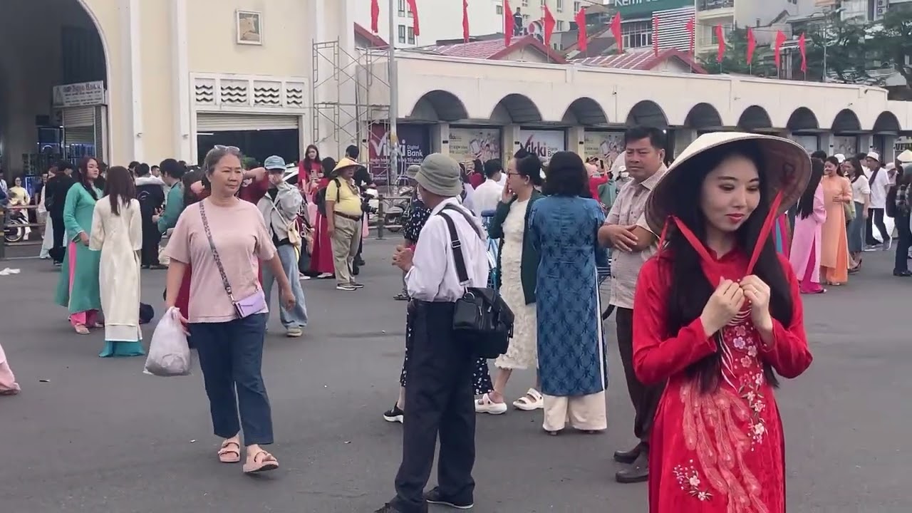 Giới trẻ đỗ về chợ Bến Thành Sài Gòn check-in đón tết sớm ....