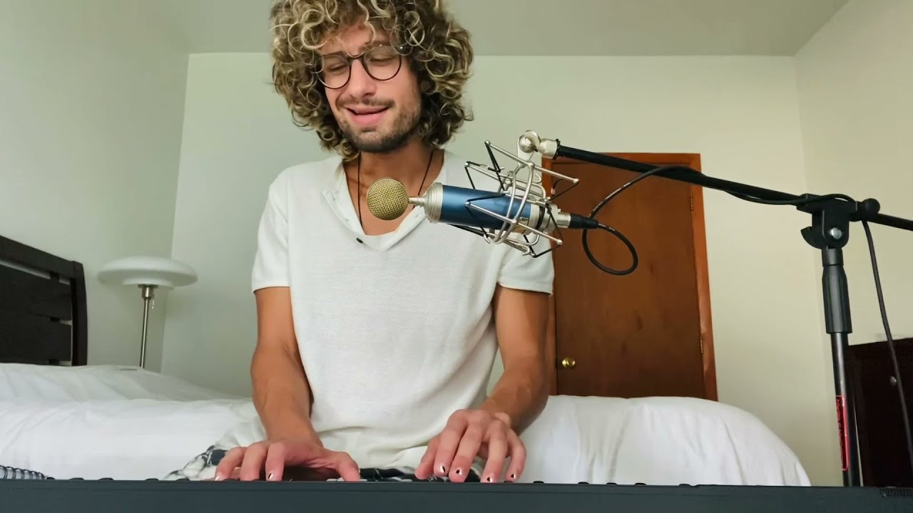 ASMR - Te canto y toco el piano en ASMR