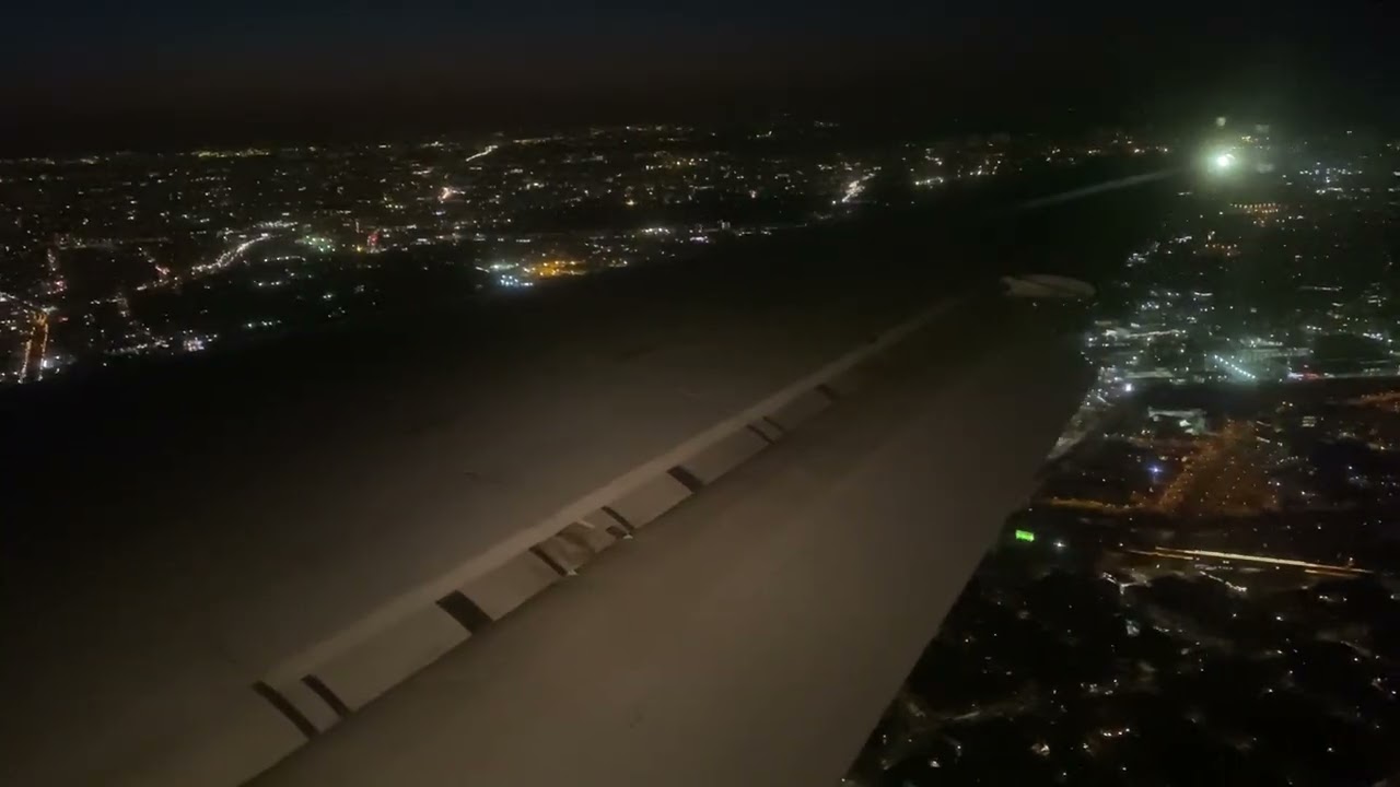 Delta B717-200 landing in New York LaGuardia Airport