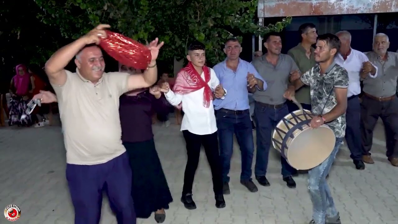 Foto Ferdi Kamera Demirkonak köyü asker gecesinde köy muhtarı ve yanındakiler halay başında oynadı