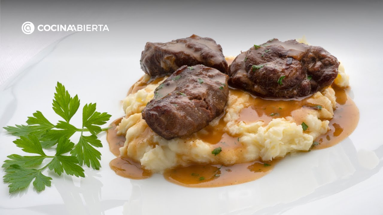 Carrilleras de cerdo asadas con puré de patata | Receta tradicional de Karlos Arguiñano