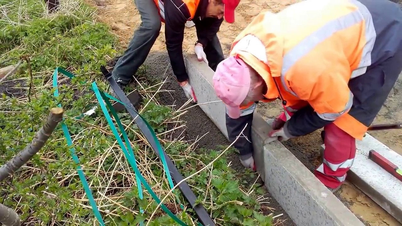 Układanie obrzeży z przyrządem do równania planu