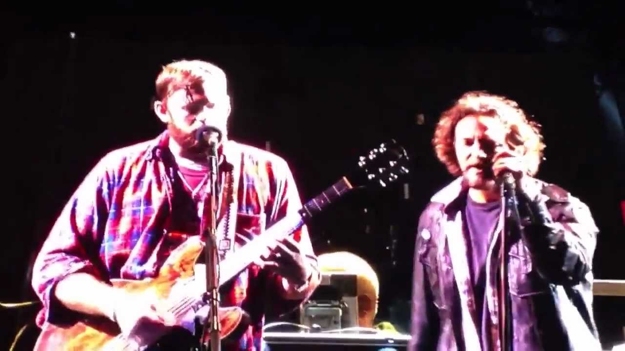 Eddie Vedder & Kings of Leon - The Bucket - Treasure Island (October 3, 2012)