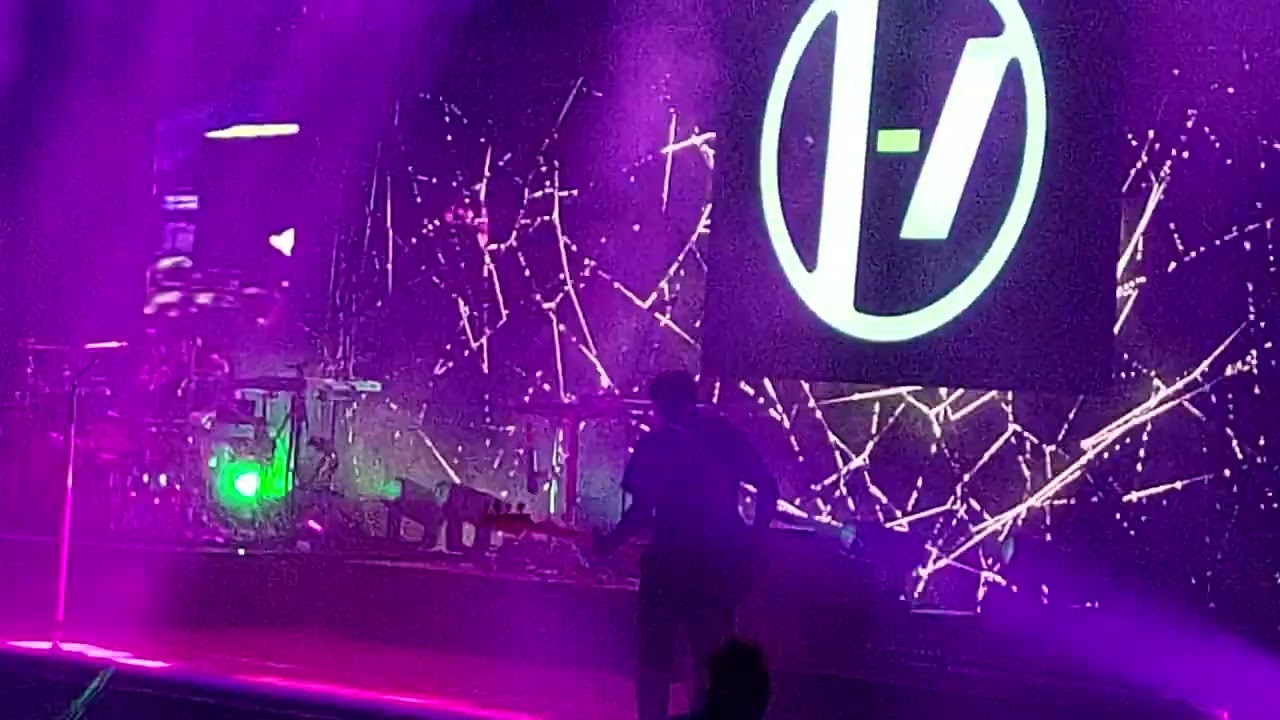 Twenty One Pilots - Shy Away - Heathens - Next Semester live in Milano
