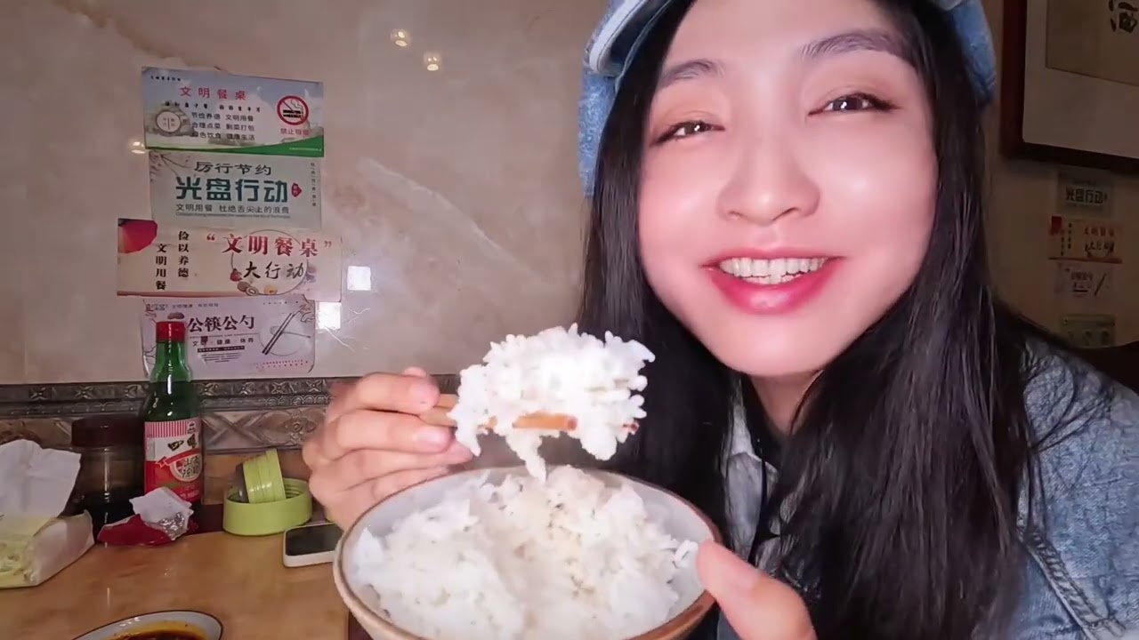 贵阳美食｜觉园素斋 路过很多次，哎呀呀真的错过好多次这家，太好吃啦古香古色的，闹中取静，还有早餐！ 他家菜豆花好吃呀，尤其是家这个蘸水相当绝，而且豆花不够吃还可以免费加，太人性化了！ 莴笋叶炒胡豆（