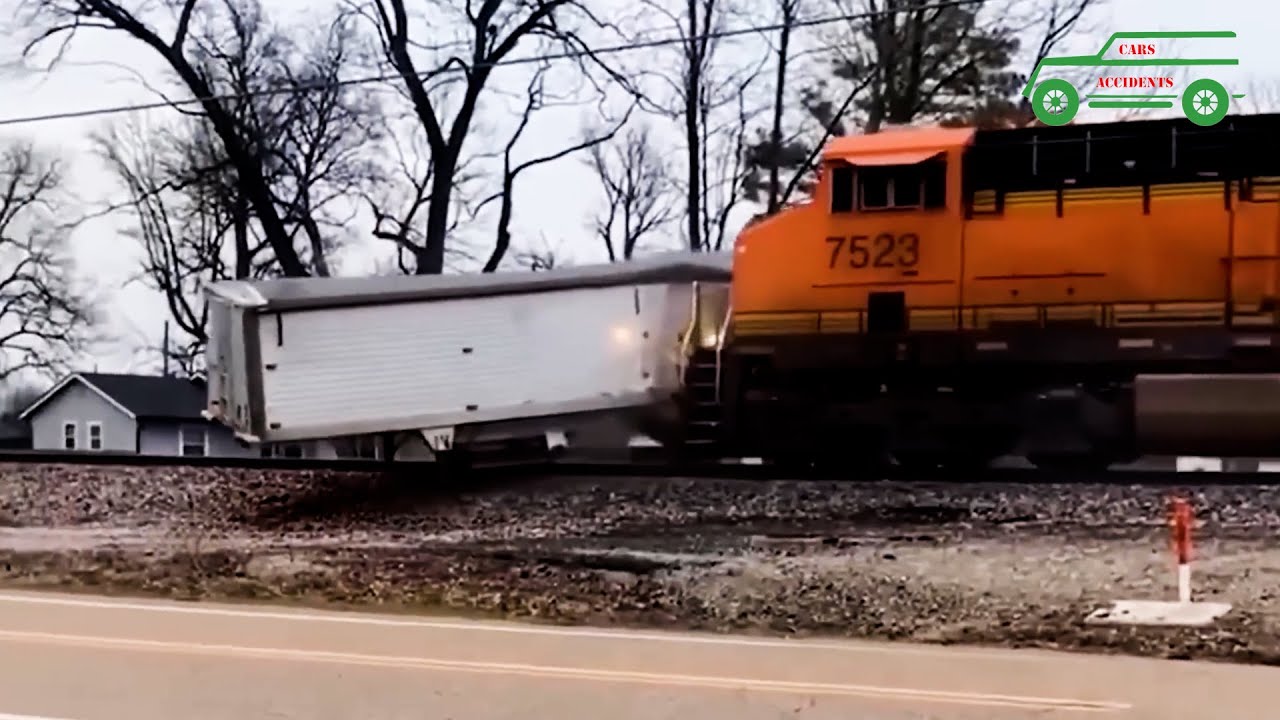 Train incidents at level crossings || Cars Accidents