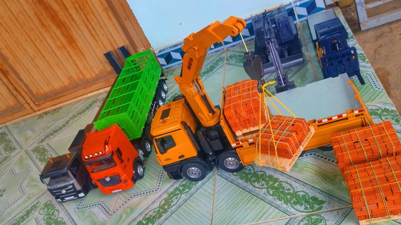 Huina 1538 crane truck loading bricks for construction site#rcmodel82