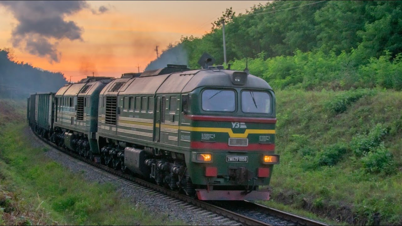 Вечірній красень! 🚂🌆 2М62У-0059 з вантажним поїздом
