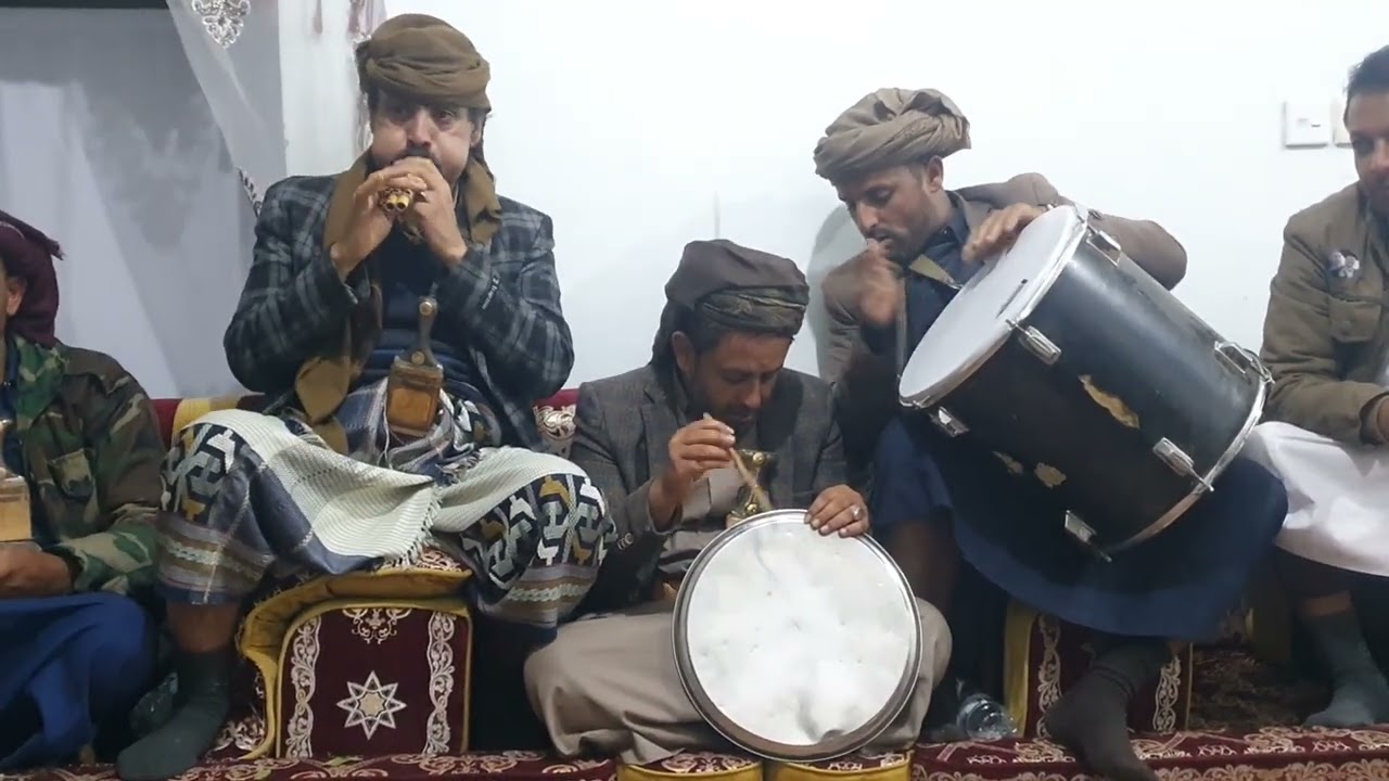 الصدر فيه المساحه للنهود المهيله خلف القماش النحيل احلي، ادء بلمزمار سعد&() وعلي&وحفظ الله 