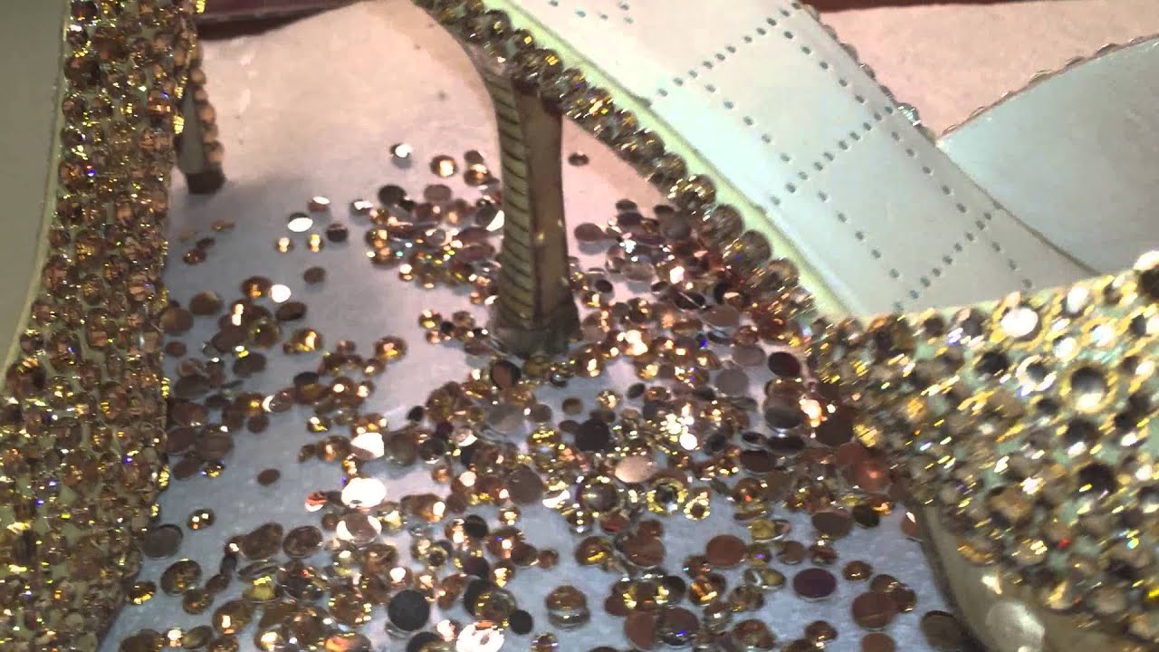 Decorando zapatos con piedras preciosas de resin (DIY rhinestone shoes)