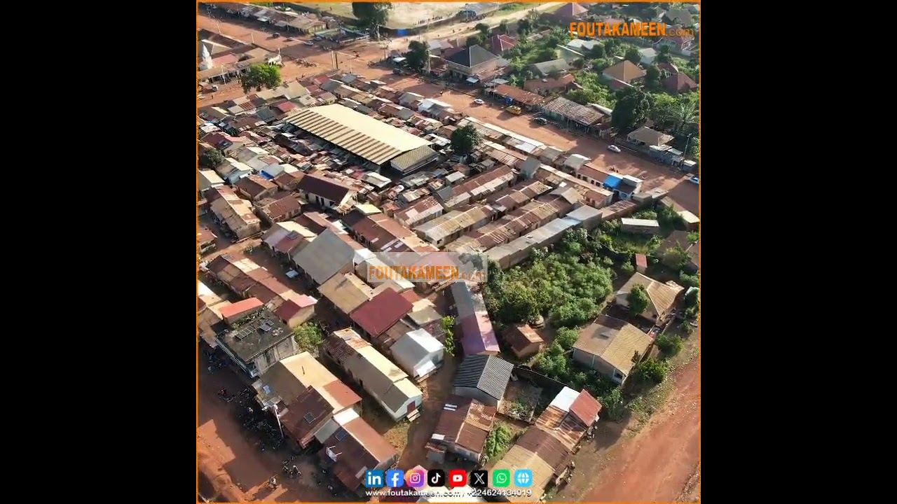 Vue panoramique de la ville de L&eacute;louma, au c&oelig;ur de la Moyenne-Guin&eacute;e.Pour tout 