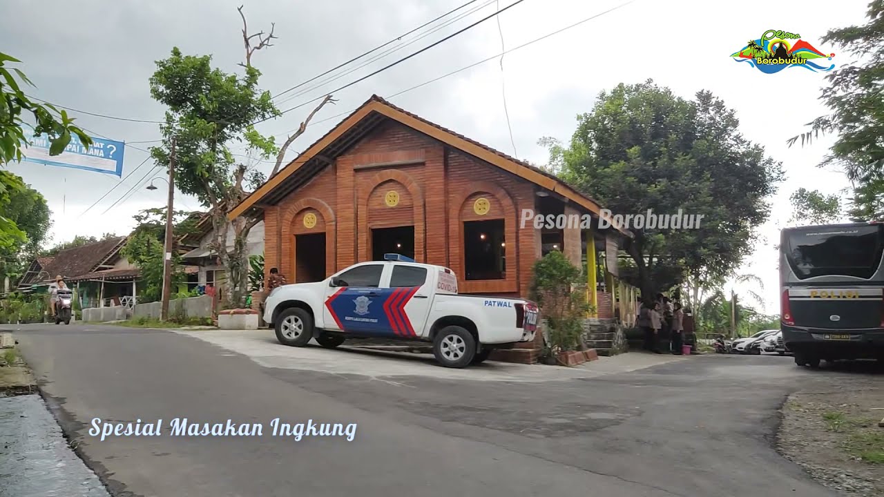Polwan-Polwan Cantik di Kuliner Ingkung Mbah Oerip 59 Ngluwar Tiga Puluh Menit Dari Candi Borobudur