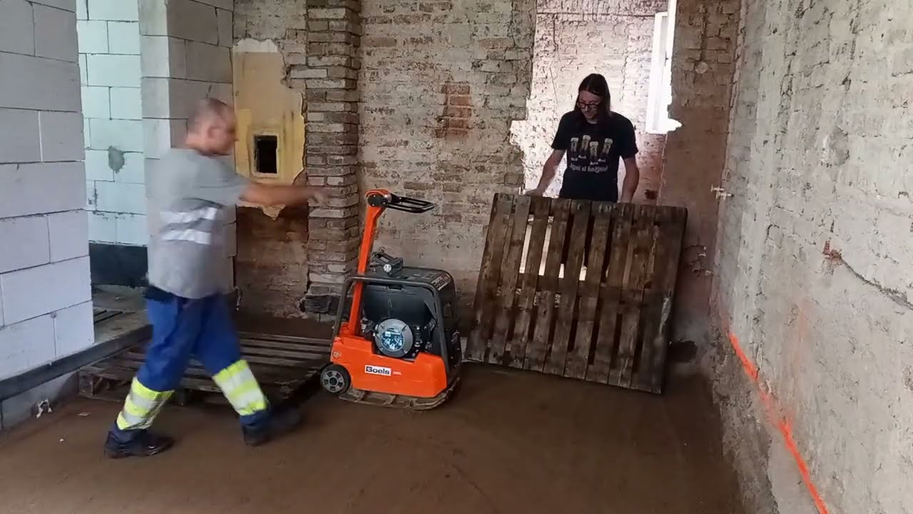 Dusání podkladu pod iglú systém a sekání drážek pro přívod vzduchu.