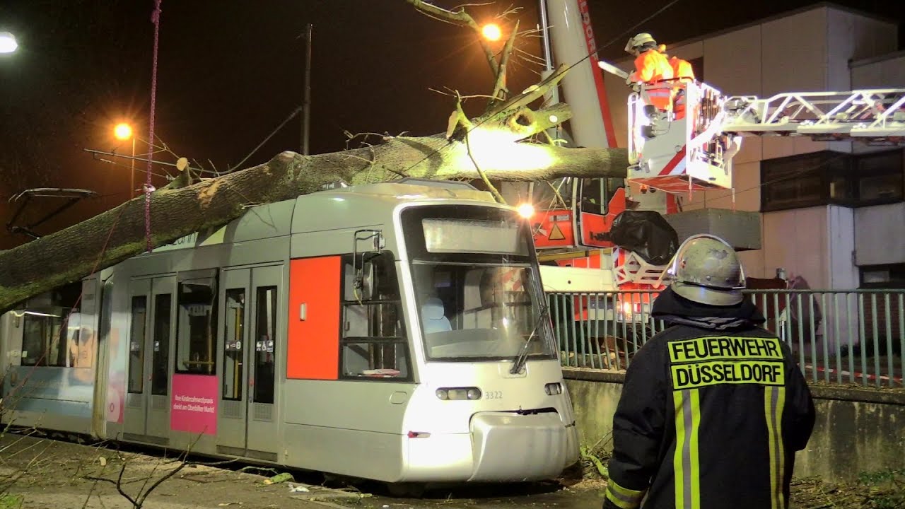 [BAUM STÜRZTE AUF STRASSENBAHN] - Rüstzug Berufsfeuerwehr Düsseldorf ~ Feuerwehrkran im Einsatz -
