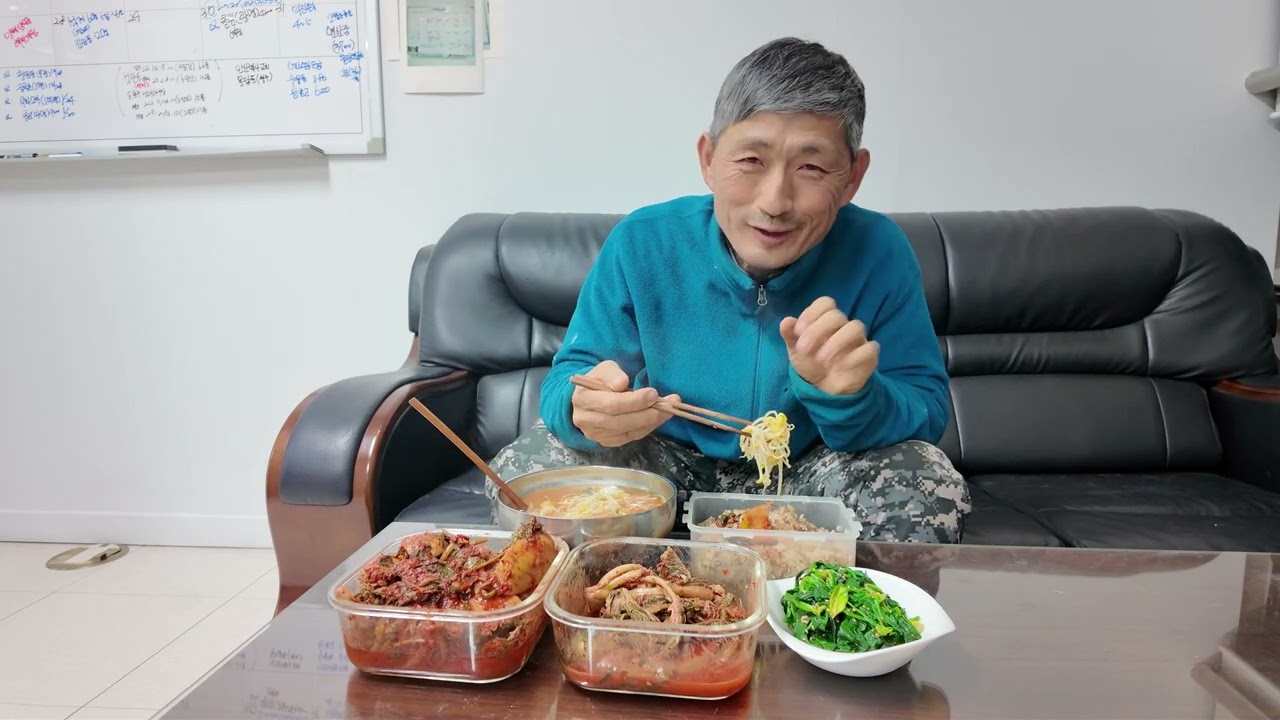 김치콩나물국이 생각나서 만들었는데 생각한 맛은 나질 않지만 맛있네요.  야근을 해서 늦은시간이지만 시금치무침까지 만들어 먹었네요