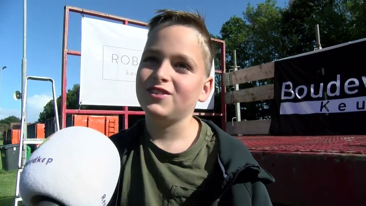 Tweehonderd blije kinderen vermaken zich op huttendorp