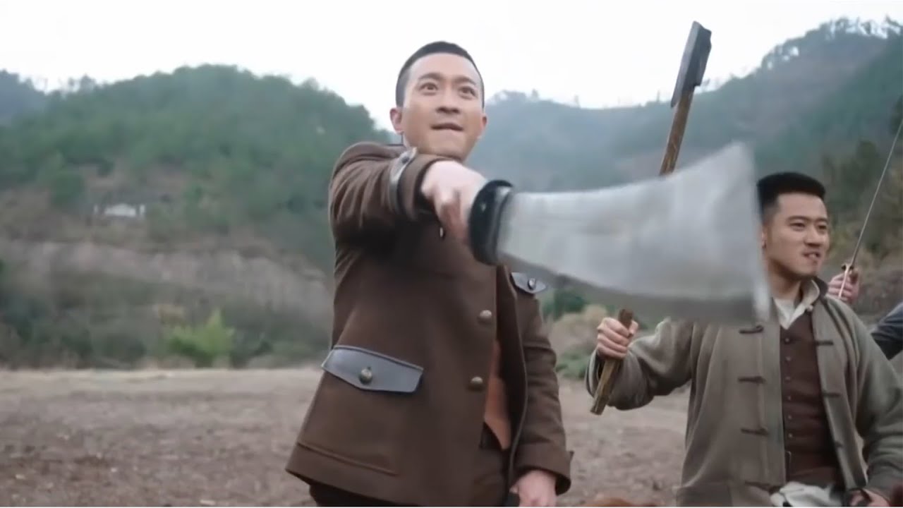 共軍小伙舉刀挑釁日軍大佐，愚蠢的日軍大佐立即暴跳如雷，不知道共軍小伙早已設下陷阱！
