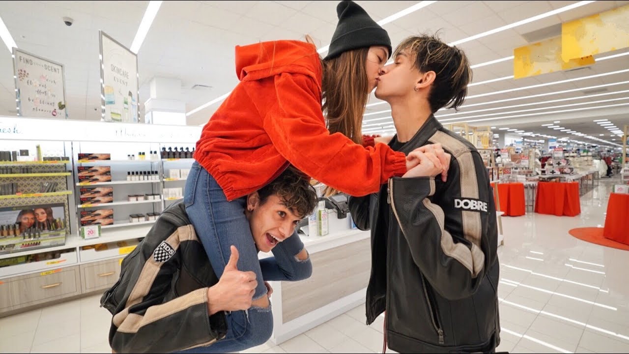 TWINS DATE the SAME GIRL!