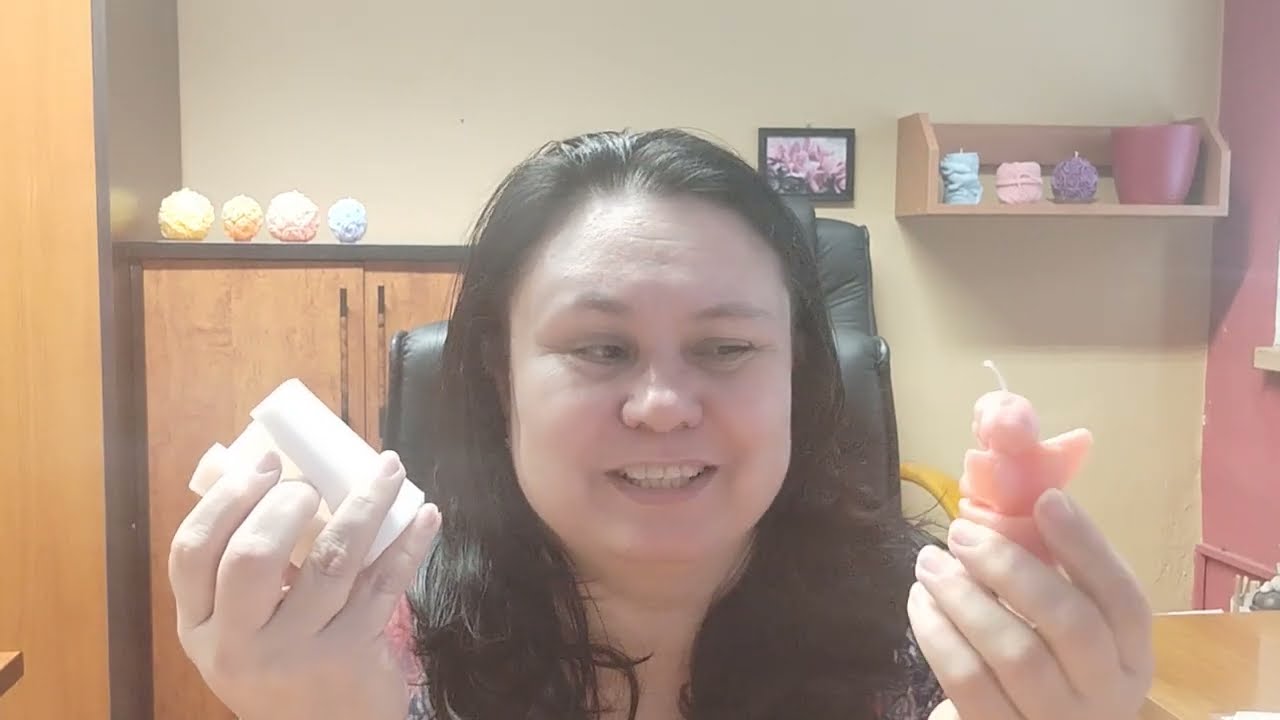 Vytahování ztuhlých svíček ze silikonových forem