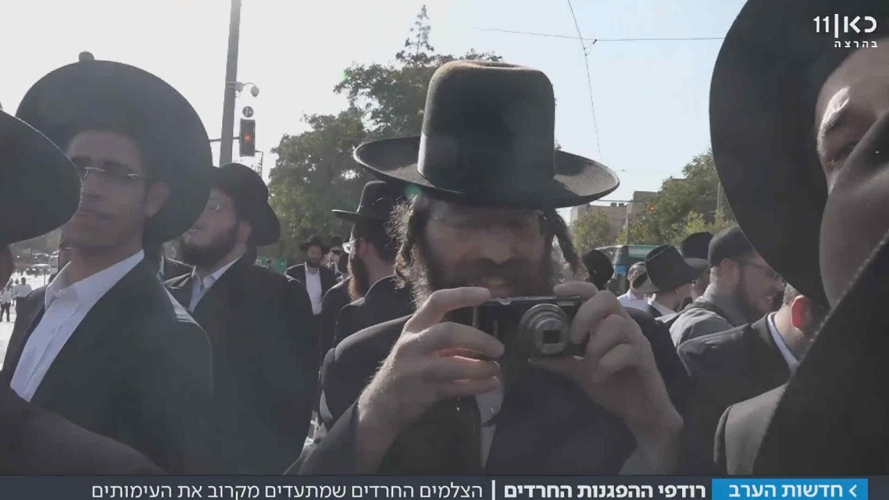 רודפי ההפגנות: הצלמים החרדים שמתעדים מקרוב את העימותים