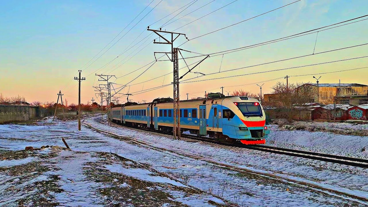 ЭП2Д-0114 на перегоне Евпатория-Курорт - Евпатория-Товарная зимним снежным вечером [КЖД 2026]