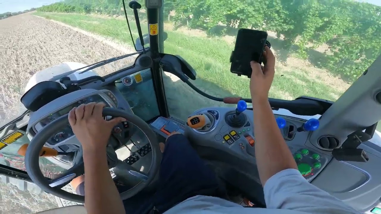 cab view Lamborghini nitro 120 t4 + frangizolle 4 metri. lavorazione in un campo alluvionato