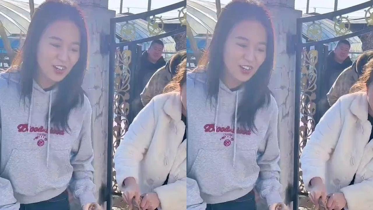 东北铁锅扒猪头，俩老妹儿吃的嗷嗷香。农村气息满满!