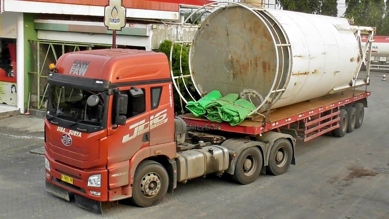 Aktivitas Truk Besar di Sekitar Gresik (9)