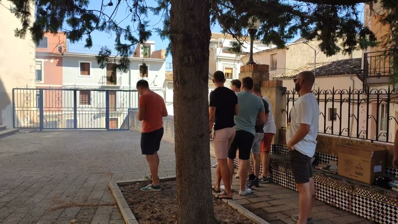 Volteig de campanes i disparà de coets amb l'actuació de la dolçaina i el tabal.