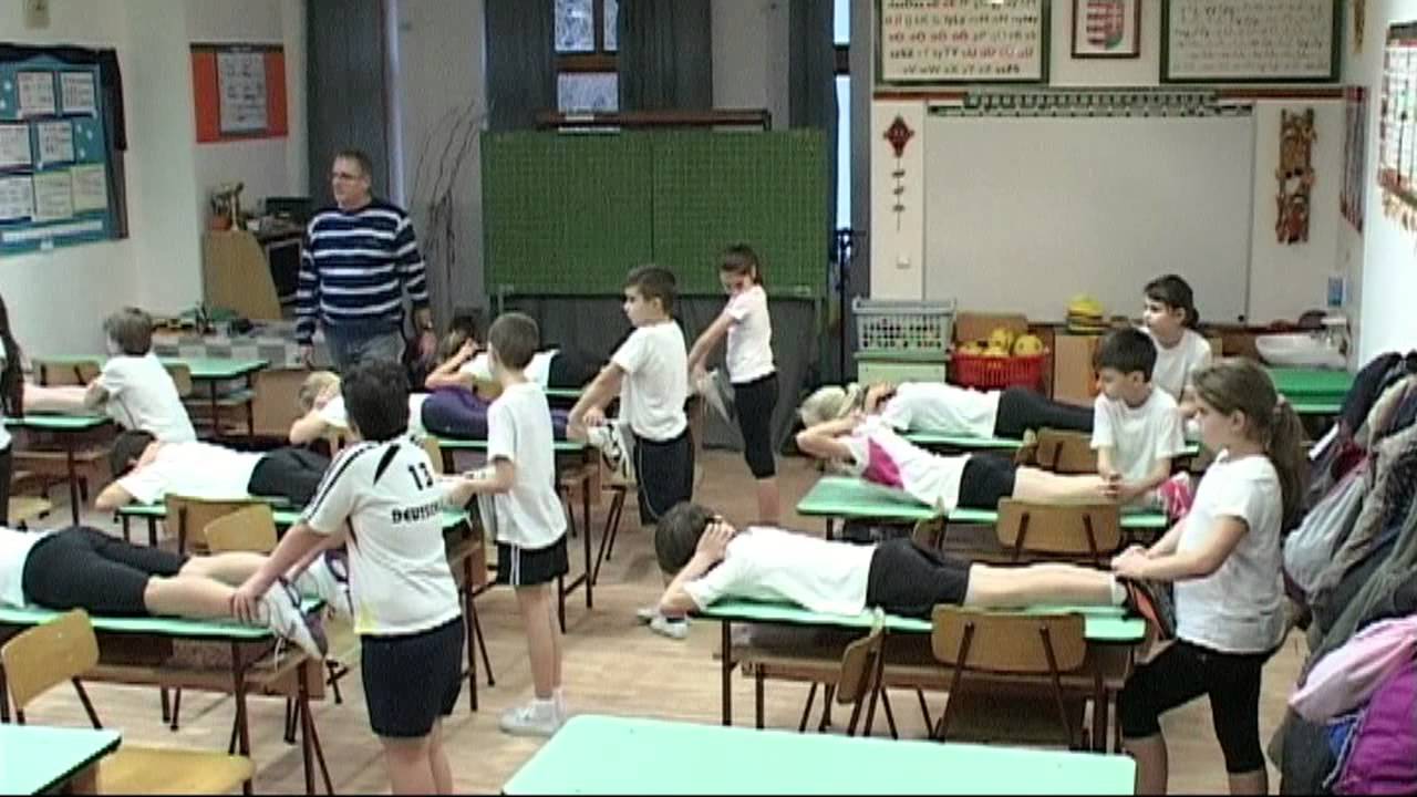 Testnevelés óra a tanteremben 3.b Ócsa