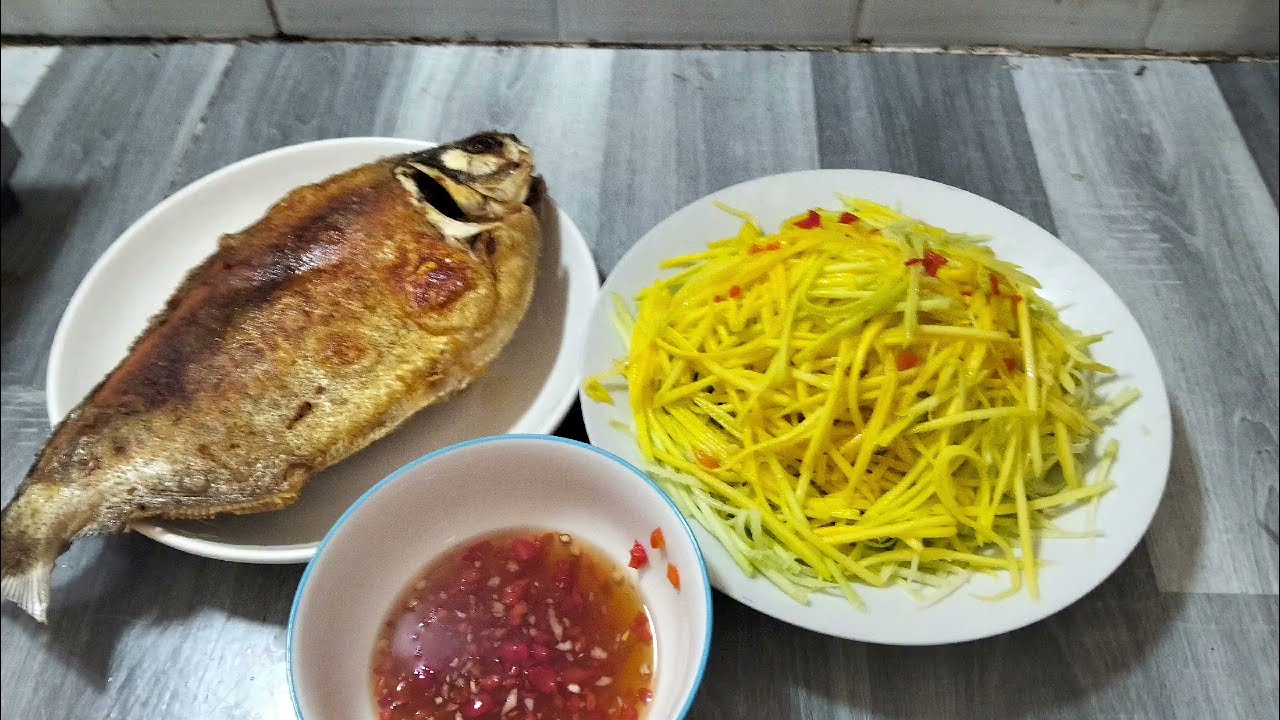 Cá Chim Chiên Giòn Ăn Với Xoài Xanh Chấm Nước Mắm Tỏi Ớt Rất Hao Cơm #buacomquenha 