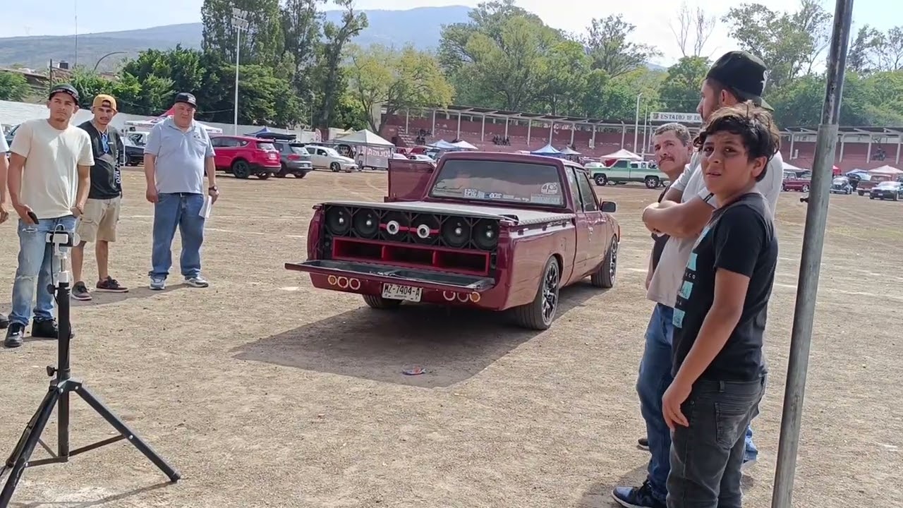 Camioneta Datsun con 3 subwoofer 10 pulgadas en Open show 