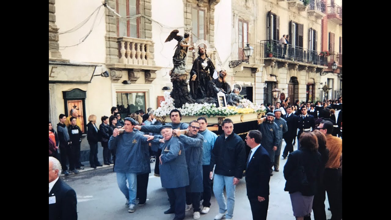 Trapani-Processione dei Misteri 2001-Passaggio dei gruppi nel C.so V. Emanuele - Video Deniz Tartaro