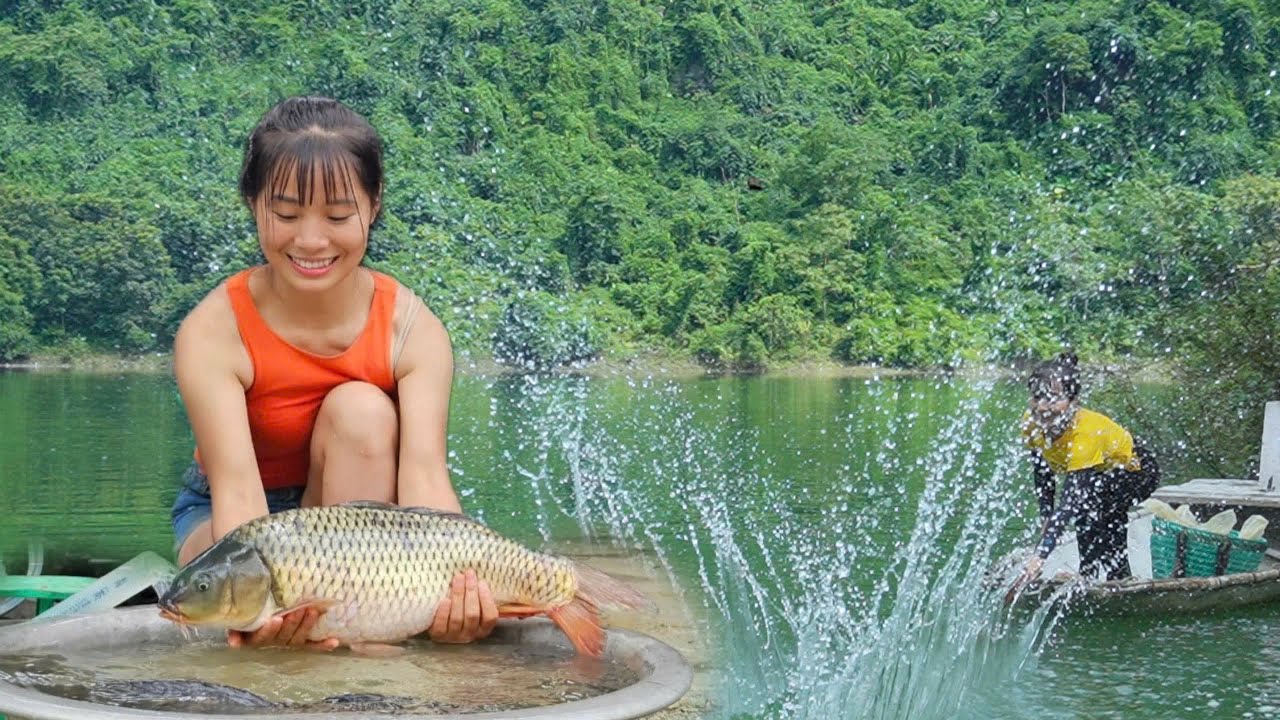 Girl Crafts a Fireplace and Catches a Big Fish for Food in Her Floating House