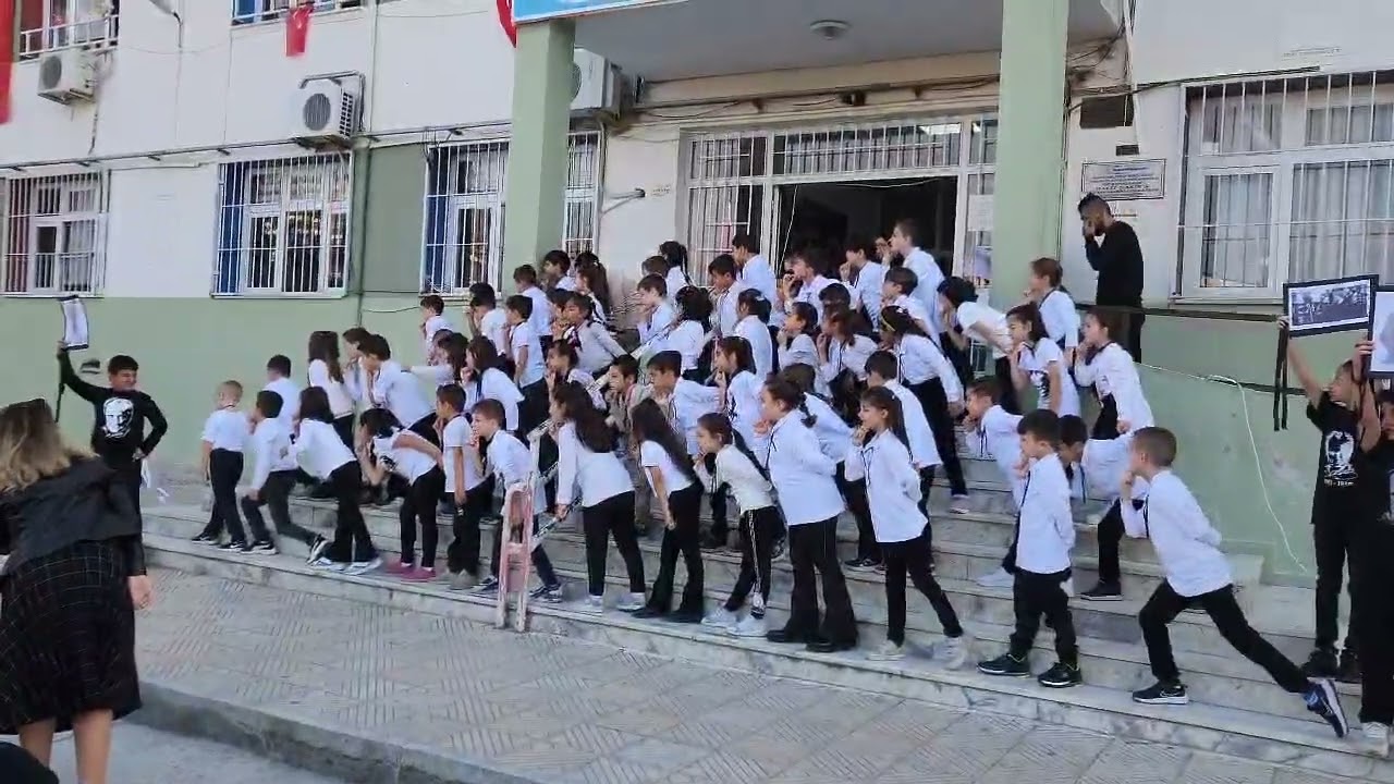 Nasıl söylerim öldüğünü nasıl/Selçuk İzmir Sekiz Eylül ilkokulu 10 Kasım gösterisi