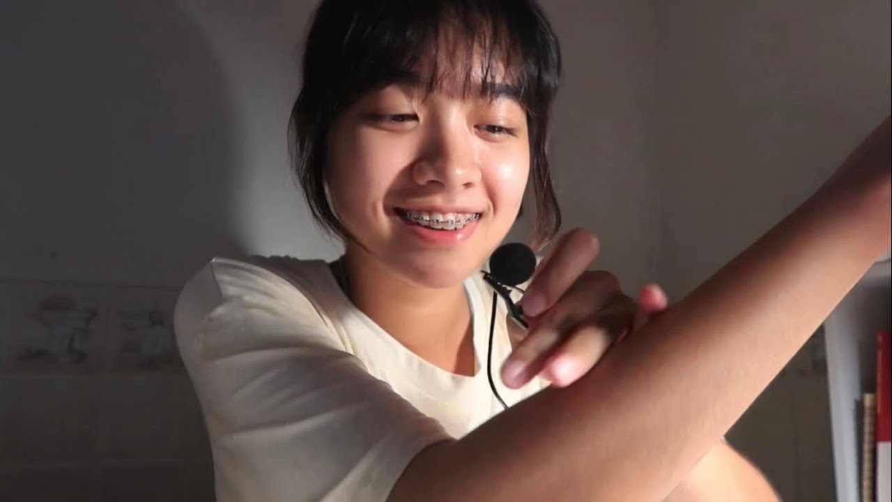 ASMR Skin sounds & Hand movement ลูบผิวและขยับมือจนทำให้คุณหลับ😴👋🏻(เสียงฝนเล็กน้อย🌧️)