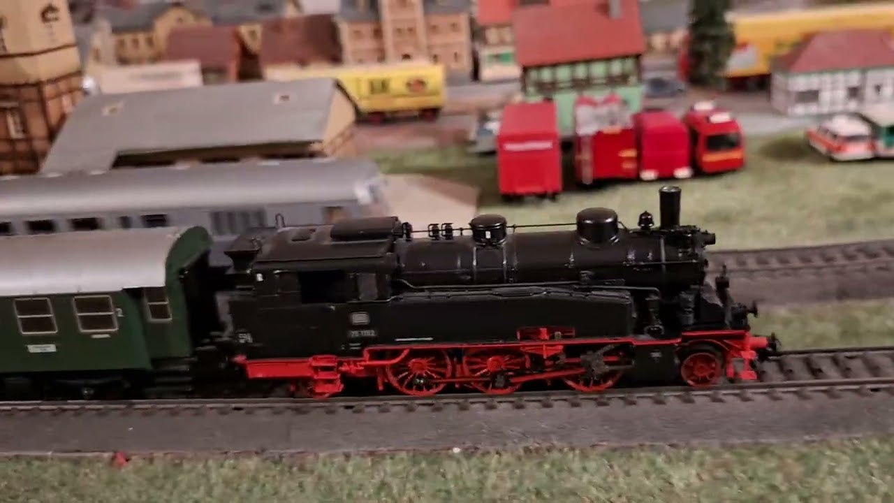 BR 110 mit silberlingen und BR 75  mit Personenwagen