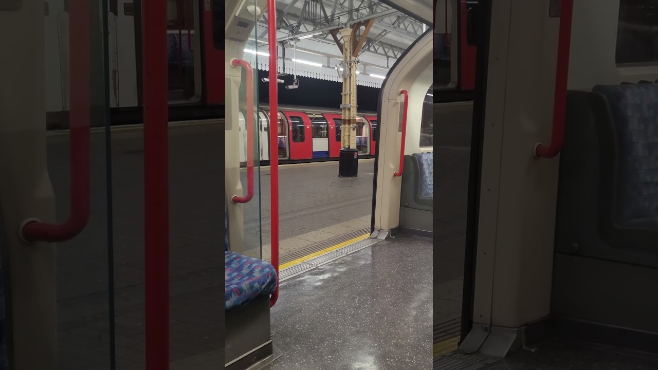 London Underground Central line 1992-Stock doors closing