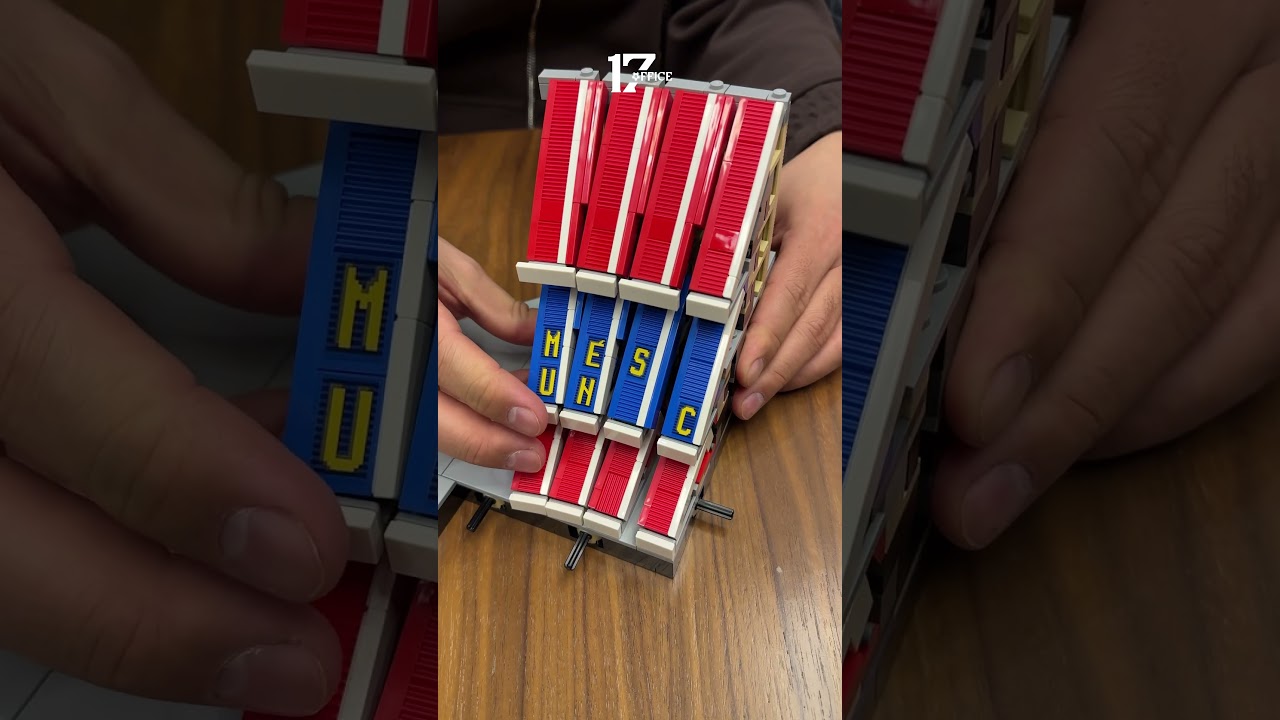 LEGO конструктор стадиона «Camp Nou» с автографом Хави.  