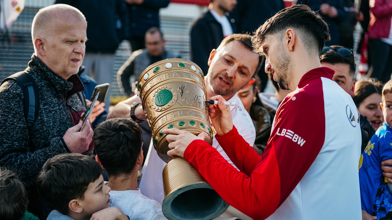 Volle Ränge beim öffentlichen Training! 🙌 | VfB Stuttgart