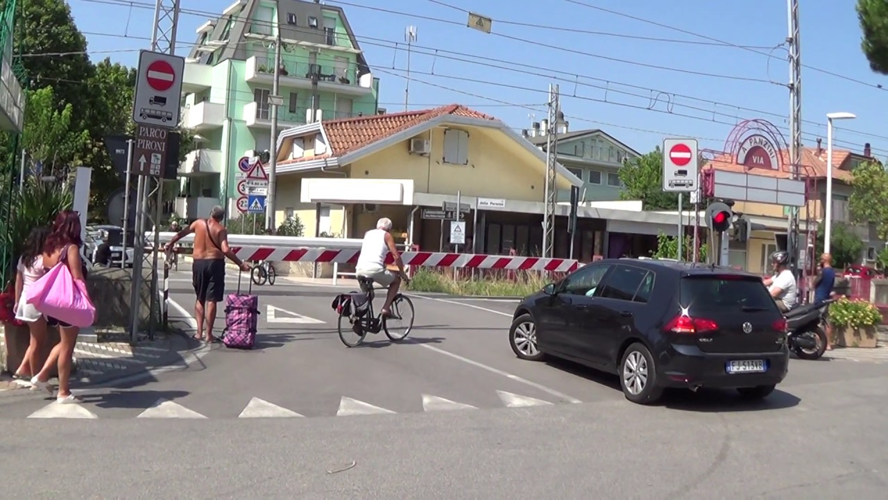 Passaggio a livello di via Fratelli Cervi in HD - Bellaria (RN) / Level Crossing / passage à niveau
