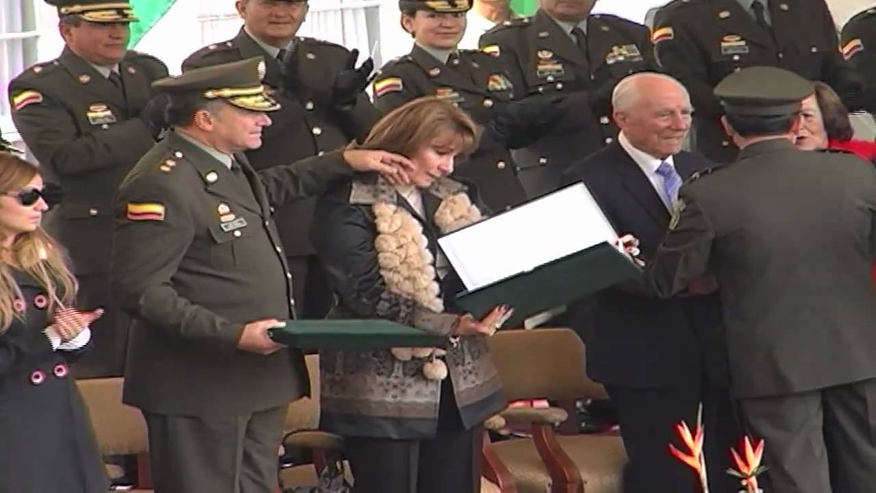 Reconocimiento Mayor General Óscar Naranjo en la Escuela de Cadetes EGSAN - policiadecolombia