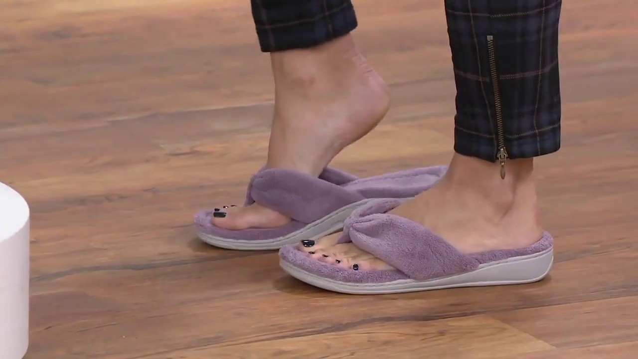 2019-10-16 Elise Ivy Close-up Demo of the Vionic Thong, Gracie, on QVC