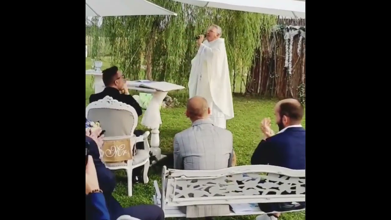 Don Bruno, il prete che ha cantato a The voice senior come suor Cristina