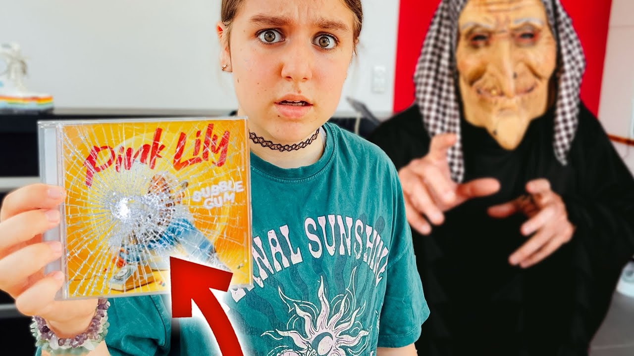 LA SORCIÈRE A VOLÉ L'ALBUM DE LILY ! IL PEUT PAS SORTIR !